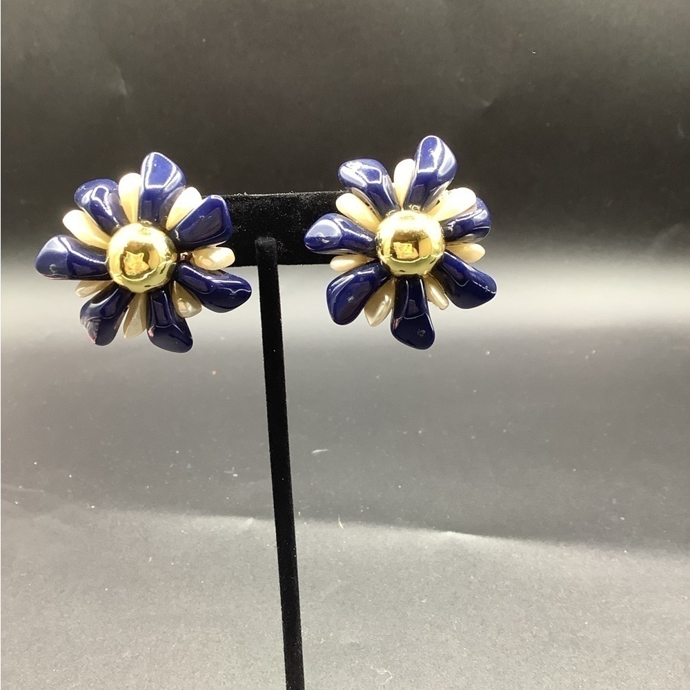 Vintage 1980s Purple‎ Enamel Flower Clip On Earrings Gold Tone 1.5 Inch